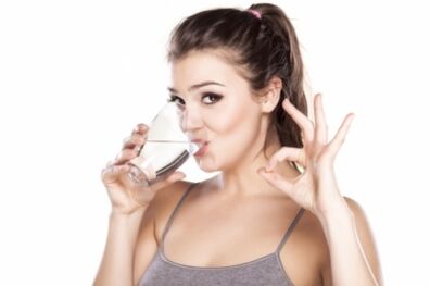 Boire une fille propre à l'eau