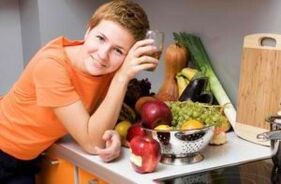 Fille sur une table avec des produits utiles