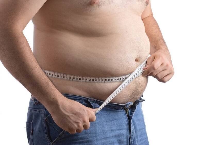 L'homme plein mesure le volume de la taille