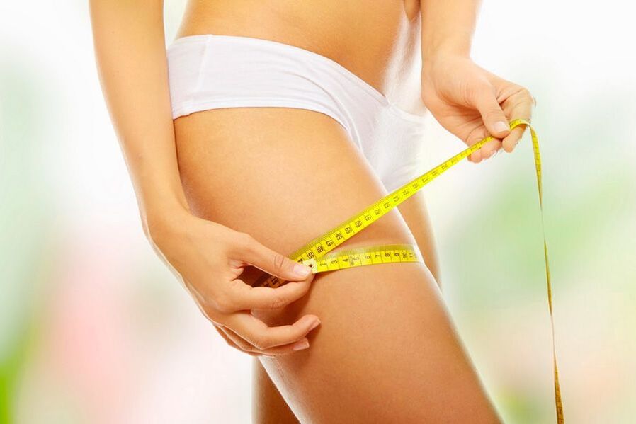 La fille mesure le volume de sa cuisse